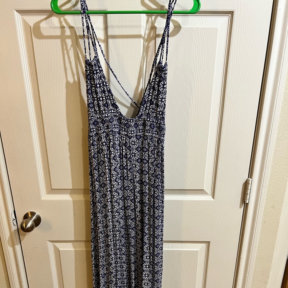 Lulu’s, Small, plunge neck, navy print.